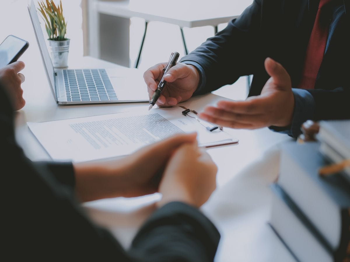 Assuré consultant un expert après un refus d’indemnisation de son assurance